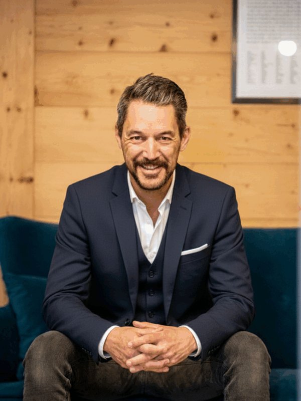 Nicolas Machoud, courtier chez Bagnes Immobilier, qui vous accueille pour la visite du terrain.