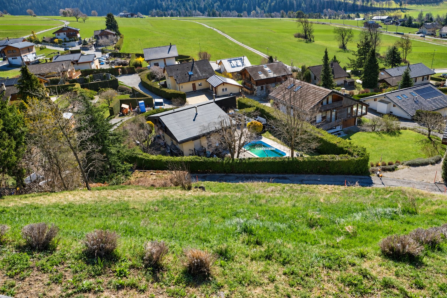 Vue plongeante depuis le terrain sur les toits de Vollèges et la plaine.