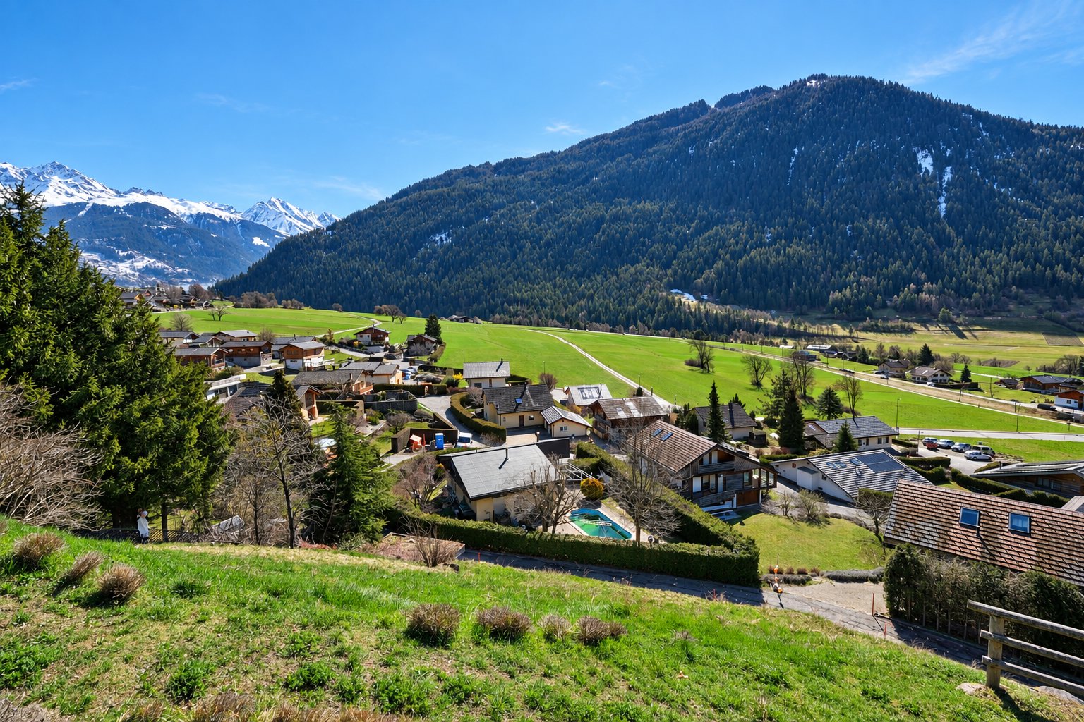 Vue depuis le terrain vers l'ouest, les maisons du quartier et la vallée.